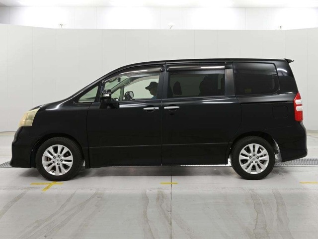 Toyota NOAH 2012 7206823-4