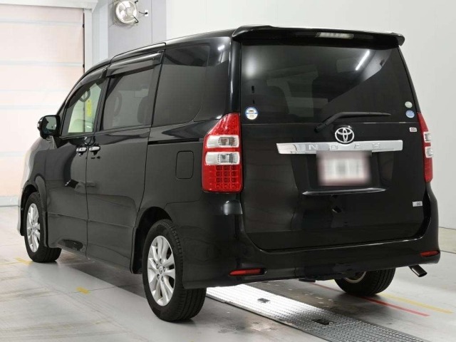 Toyota NOAH 2012 7206823-6