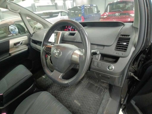 Toyota NOAH 2012 7206823-9