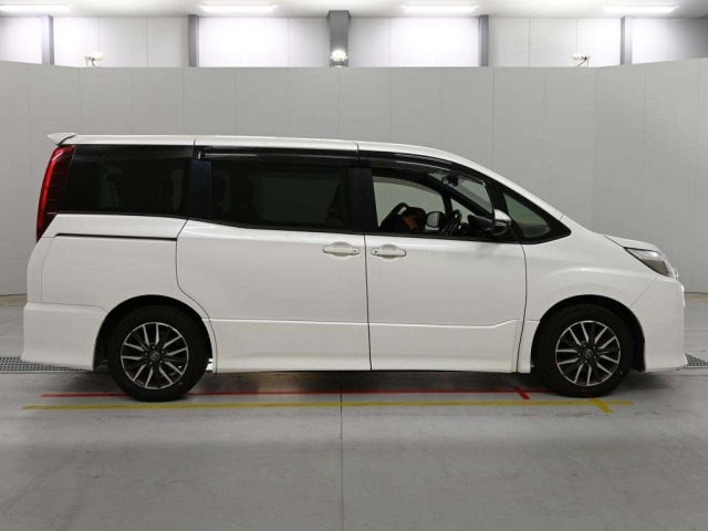 Toyota NOAH 2014 7206827-3