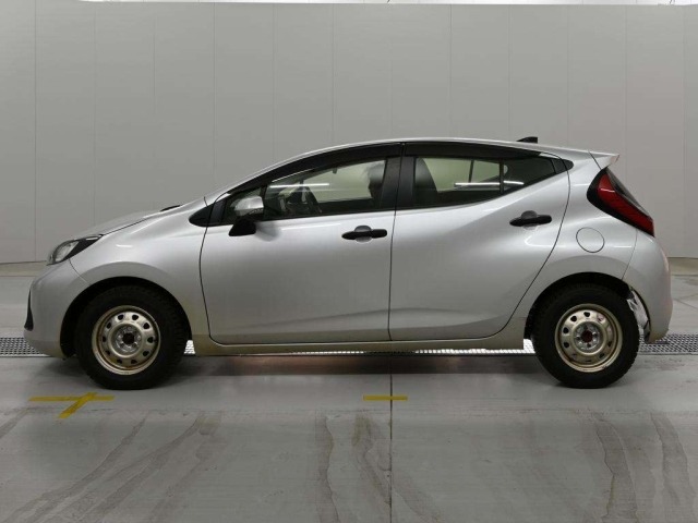 Toyota AQUA 2023 7253593-4