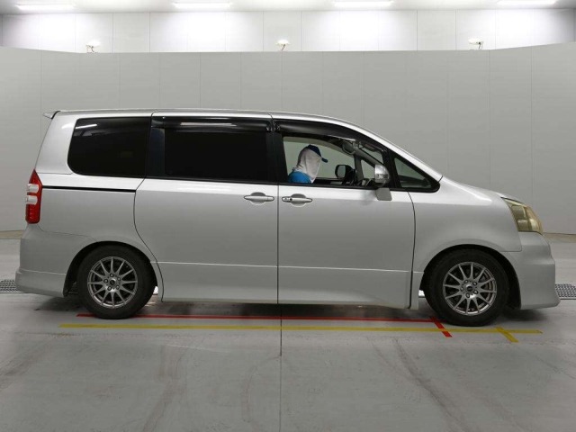 Toyota NOAH 2011 7254074-3