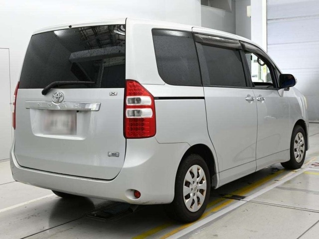 Toyota NOAH 2011 7254104-1