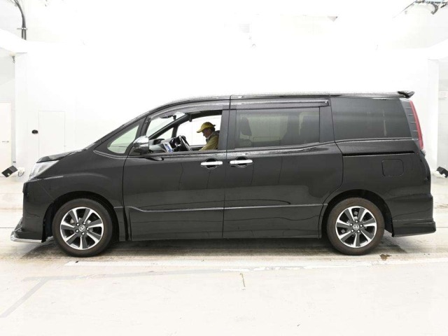 Toyota NOAH 2021 7254106-4