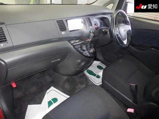 Toyota ISIS 2015 7269808-3