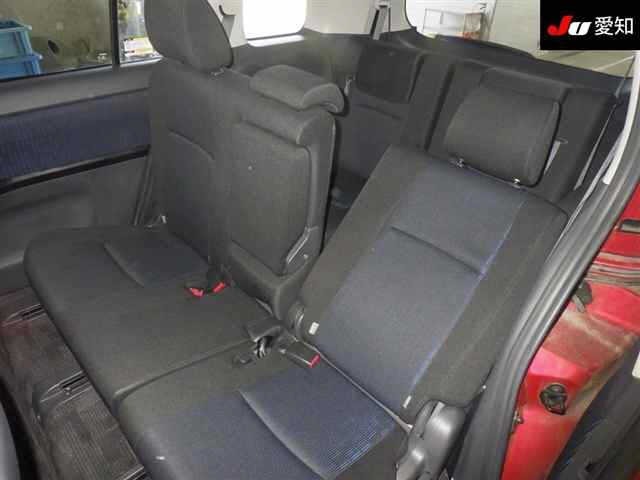 Toyota ISIS 2015 7269808-4