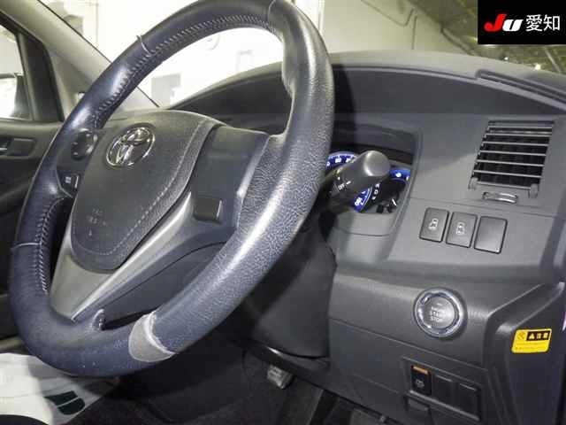 Toyota ISIS 2015 7269808-5