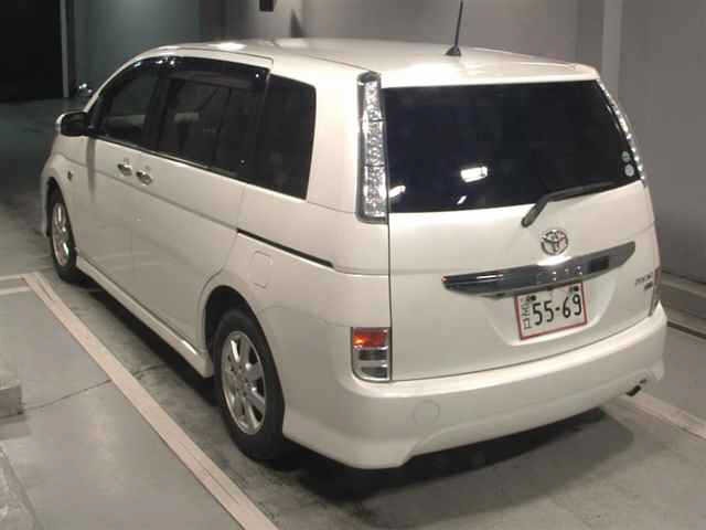 Toyota ISIS 2013 7347129-1