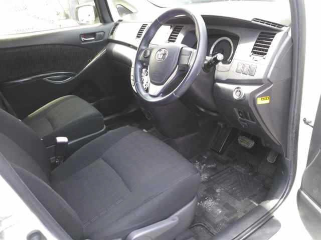Toyota ISIS 2013 7347129-3