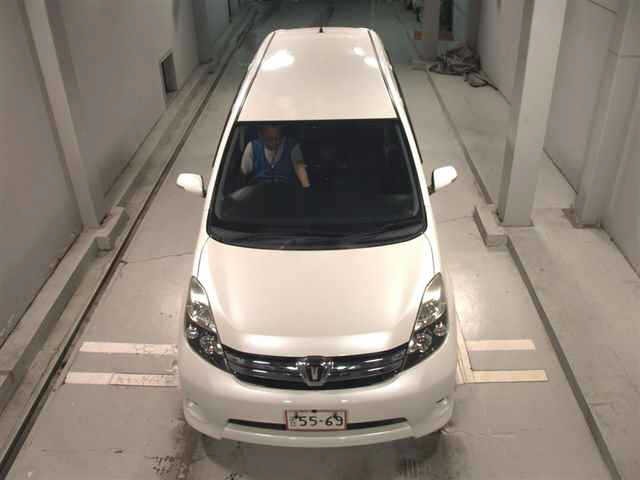 Toyota ISIS 2013 7347129-6