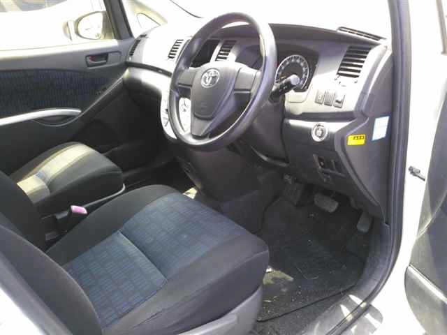 Toyota ISIS 2014 7347165-3