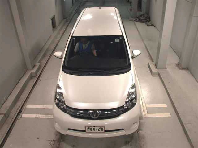 Toyota ISIS 2014 7347165-6