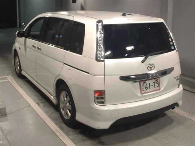 Toyota ISIS 2013 7347169-1