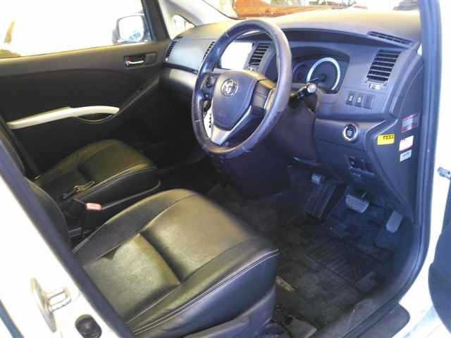 Toyota ISIS 2013 7347169-3