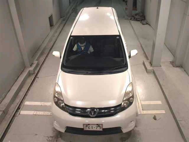 Toyota ISIS 2013 7347169-6