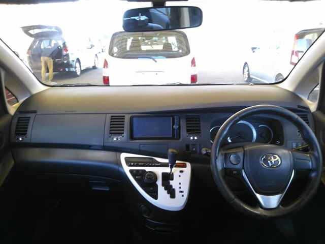 Toyota ISIS 2013 7347169-8
