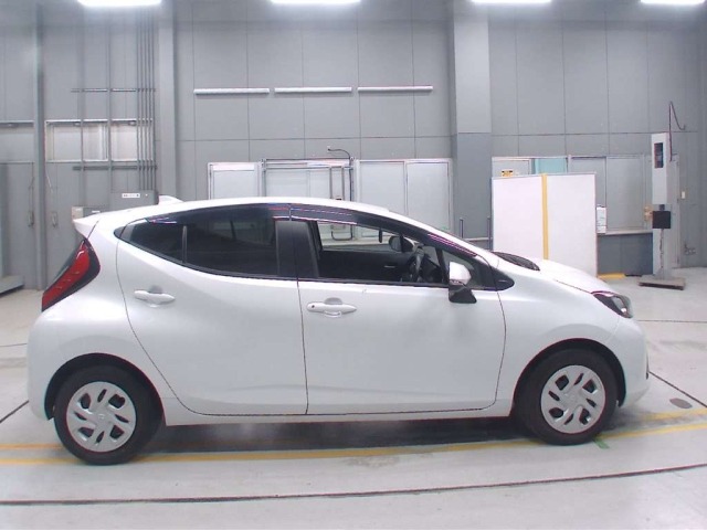 Toyota AQUA 2023 7380940-3
