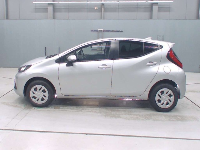 Toyota AQUA 2024 7380953-4