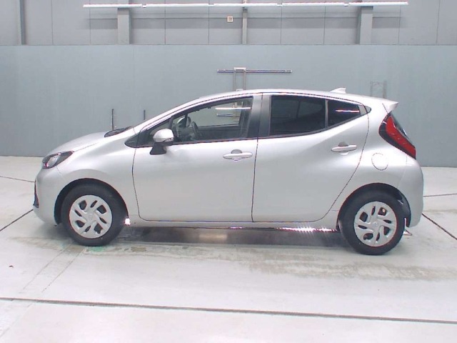 Toyota AQUA 2022 7380962-4