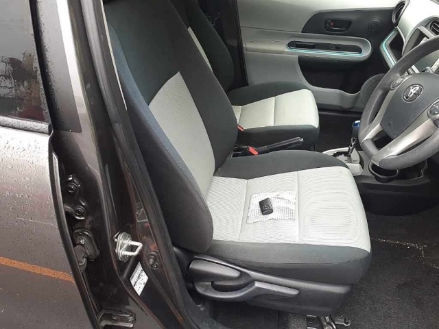 Toyota AQUA 2012 7380996-8