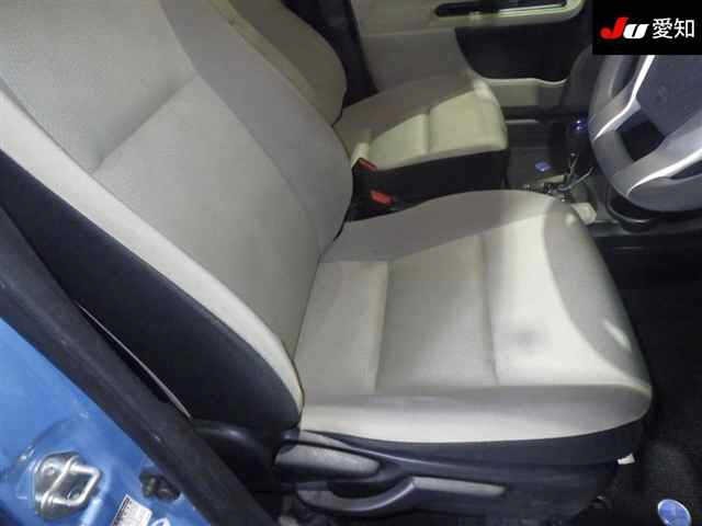 Toyota AQUA 2013 7381047-6