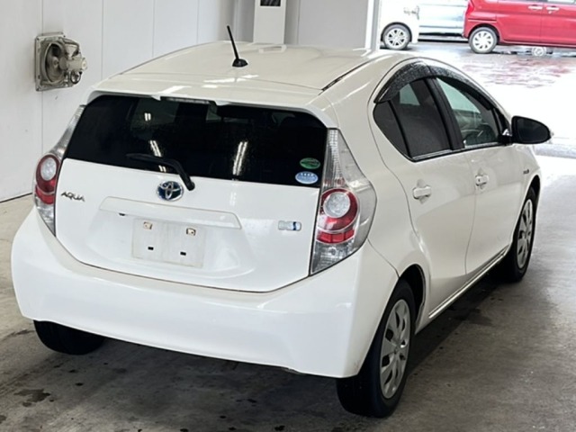 Toyota AQUA 2013 7381178-1