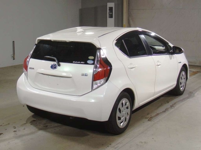 Toyota AQUA 2016 7381202-1