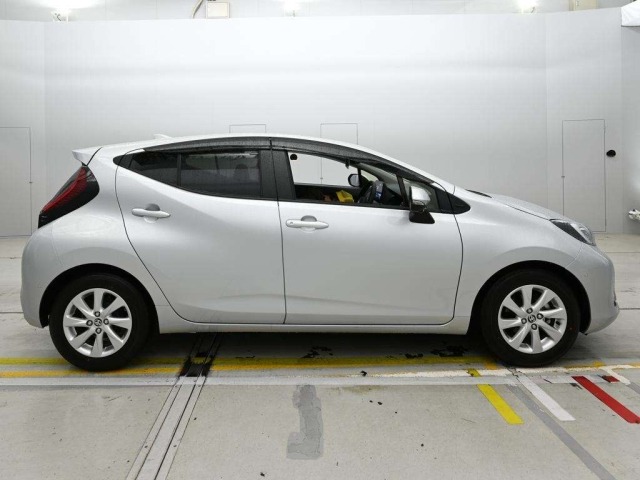 Toyota AQUA 2023 7381538-3