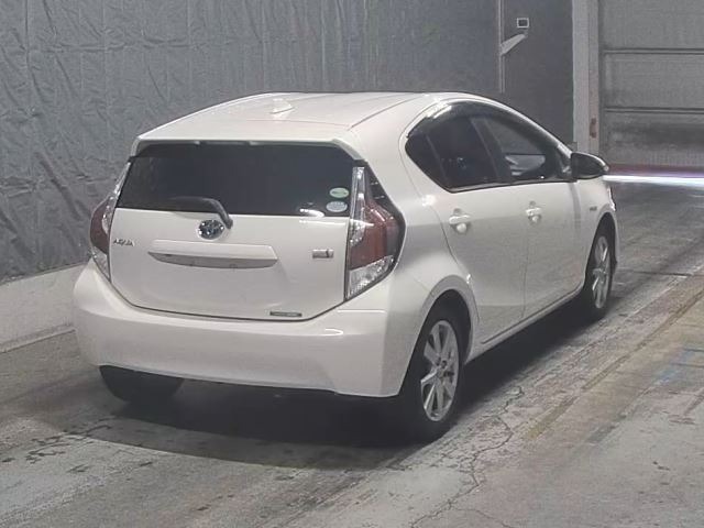 Toyota AQUA 2016 7381551-1