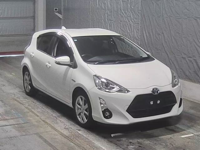 Toyota AQUA 2016 7381551-7