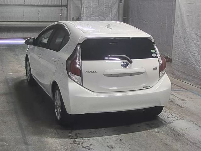 Toyota AQUA 2016 7381551-8