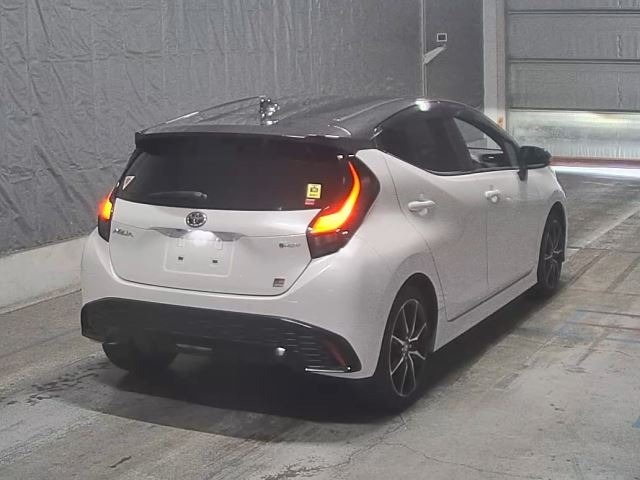Toyota AQUA 2024 7381559-1
