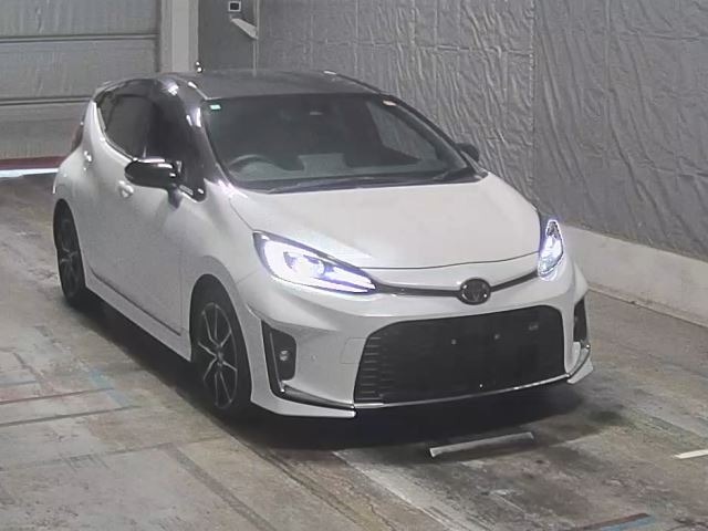 Toyota AQUA 2024 7381559-7