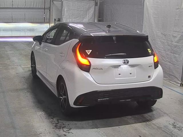 Toyota AQUA 2024 7381559-8