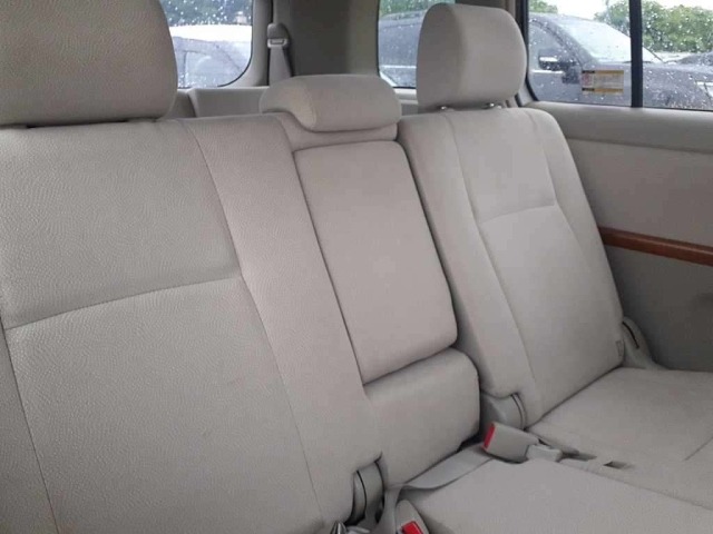 Toyota ISIS 2010 7383261-11