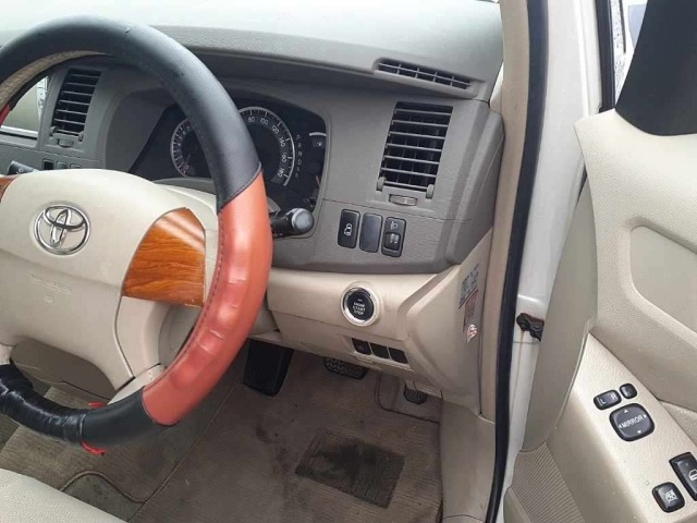 Toyota ISIS 2010 7383261-9