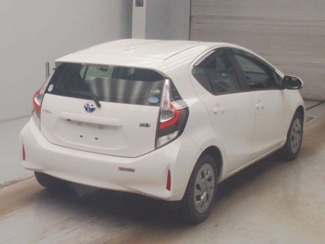 Toyota AQUA 2021 7425681-1
