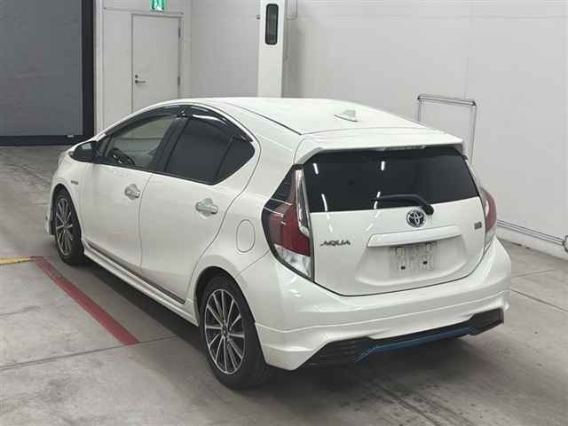Toyota AQUA 2015 7425698-1