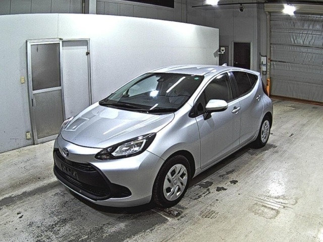 Toyota AQUA 2021 7425938-4