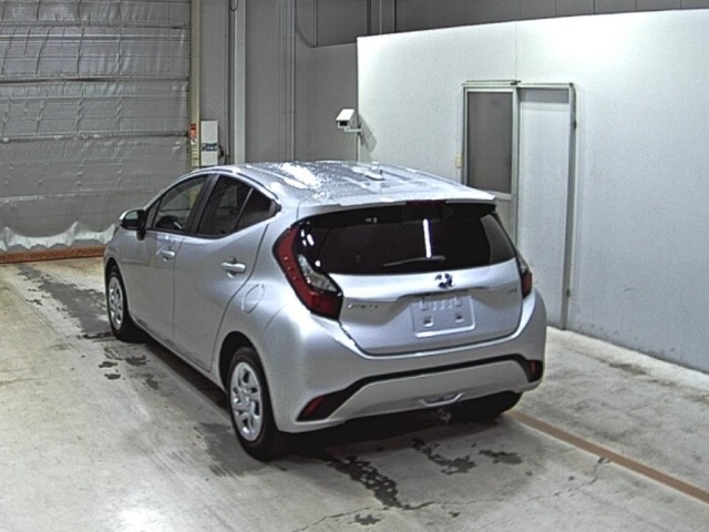 Toyota AQUA 2023 7425984-1