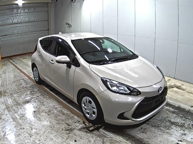 Toyota AQUA 2023 7425992-0
