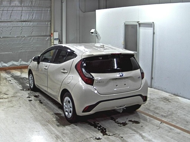 Toyota AQUA 2023 7425992-1