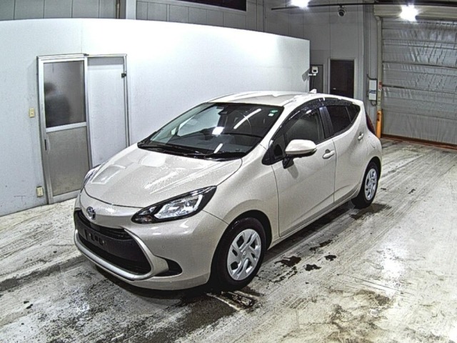 Toyota AQUA 2023 7425992-4