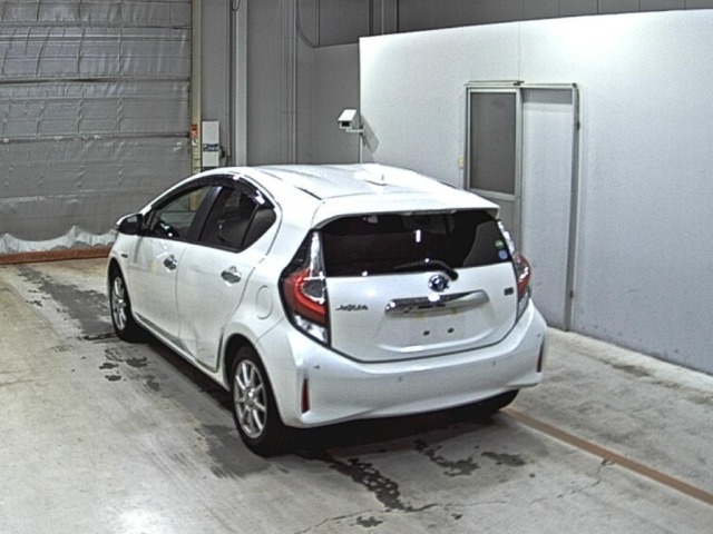 Toyota AQUA 2018 7425996-1