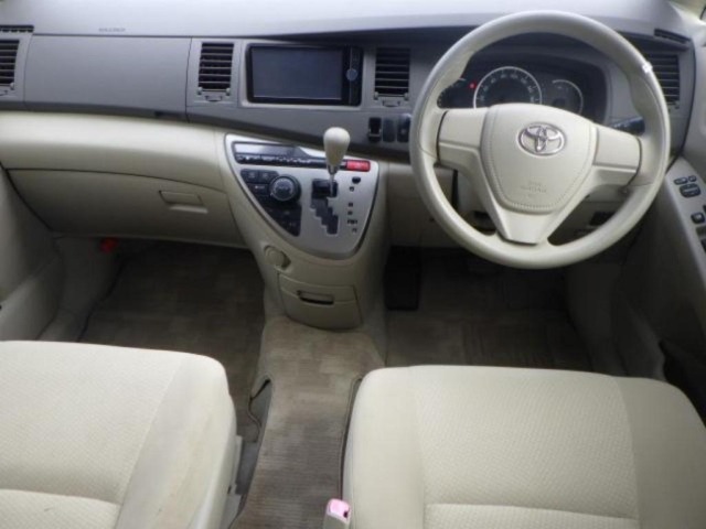 Toyota ISIS 2014 7428106-3