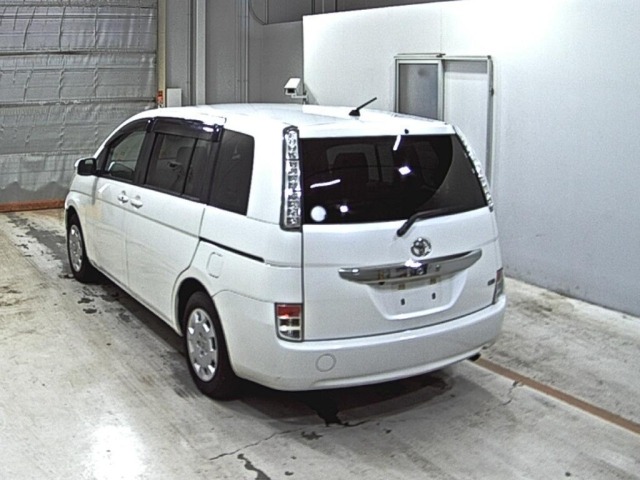 Toyota ISIS 2012 7428107-1