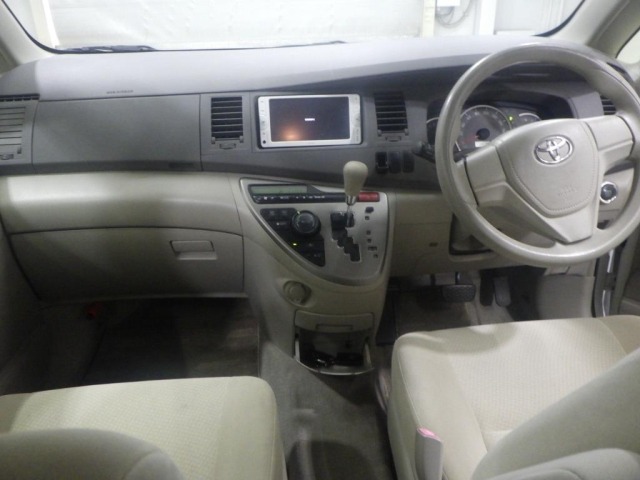 Toyota ISIS 2012 7428107-3