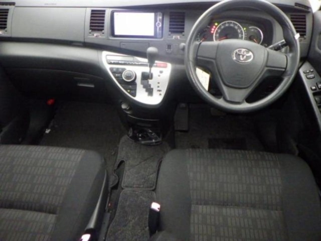 Toyota ISIS 2014 7428108-3