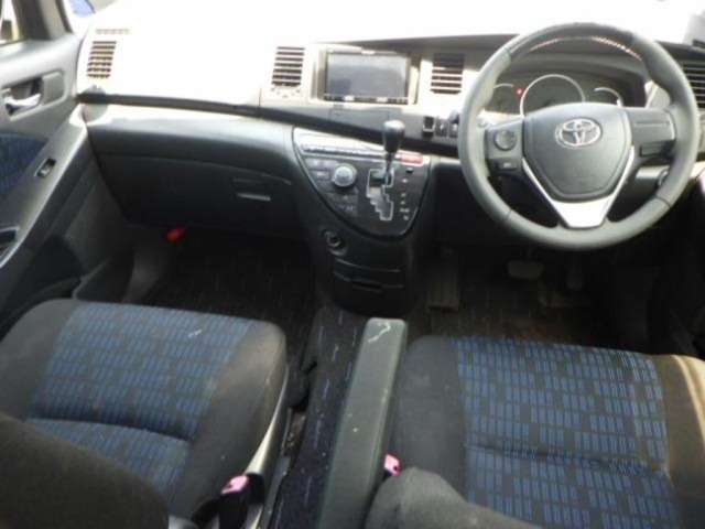 Toyota ISIS 2013 7428109-3
