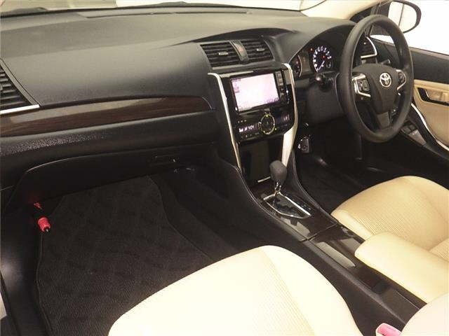 Toyota PREMIO 2017 7429767-4